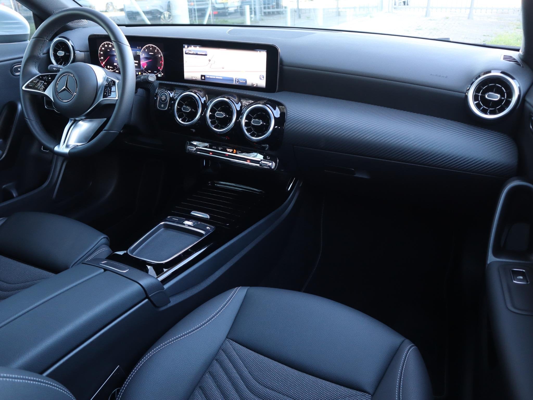 Mercedes-Benz CLA-klasse Shooting Brake 180 Star Edition l K, Auto's, 136 pk, Gebruikt, 4 cilinders, Leder en Stof