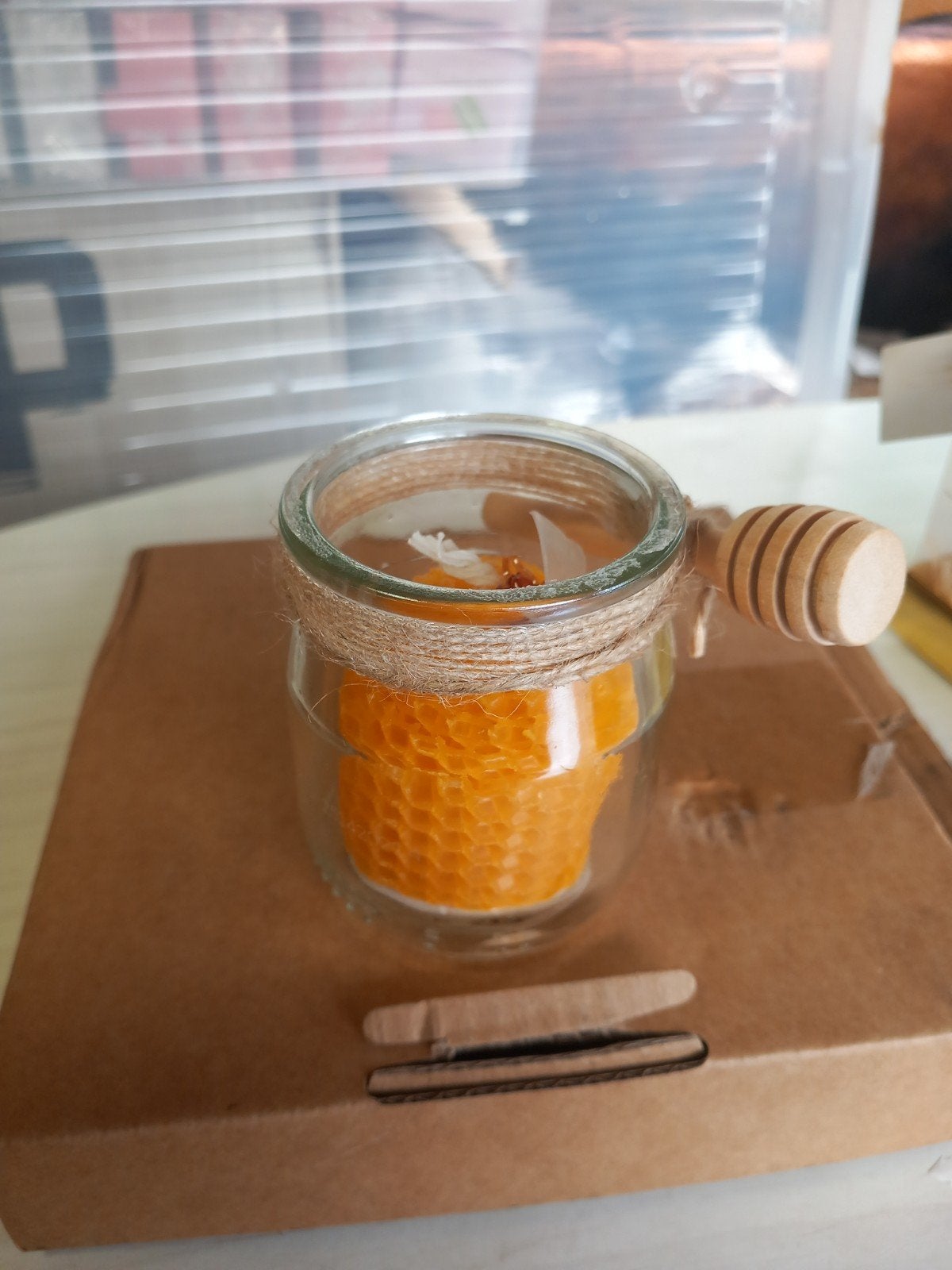 Honingraat Kaars in Glas met Honinglepel, Overige merken, Oranje, Ophalen of Verzenden, Kaars