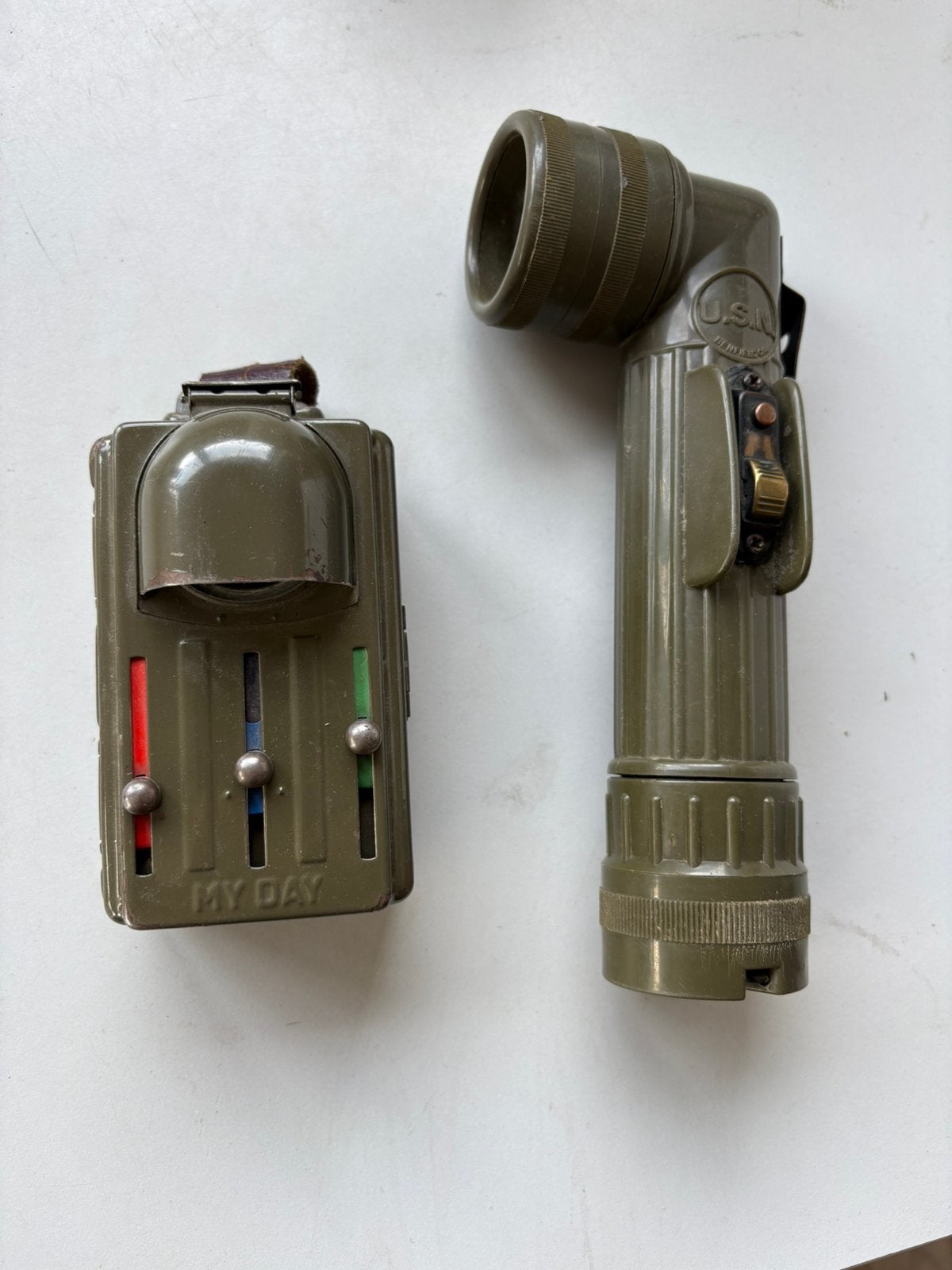 2 militaire zaklampen U.S. Navy USN & MY DAY signaallamp, Caravans en Kamperen, Zaklampen, Verzenden, Zo goed als nieuw, Batterij