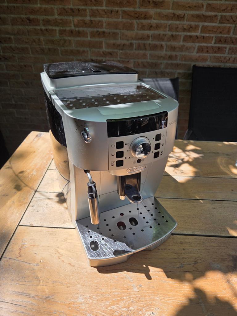 DeLonghi Magnifica S volautomatische espressomachine, Witgoed en Apparatuur, Koffiezetapparaten, Ophalen, Gebruikt, Espresso apparaat