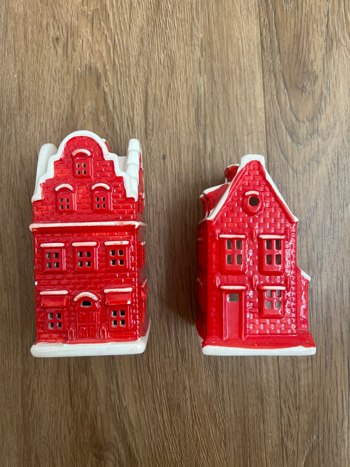 Set van 2 Kerst Huisjes Rood Wit Keramiek, Gebruikt, Overige stijlen, Ophalen of Verzenden, Rood