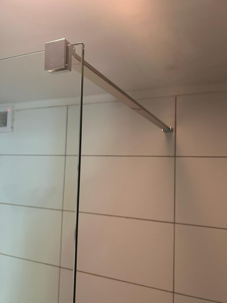 Glazen douchewand met stabilisatiestang, Ophalen, Overige typen, Zo goed als nieuw, Minder dan 100 cm