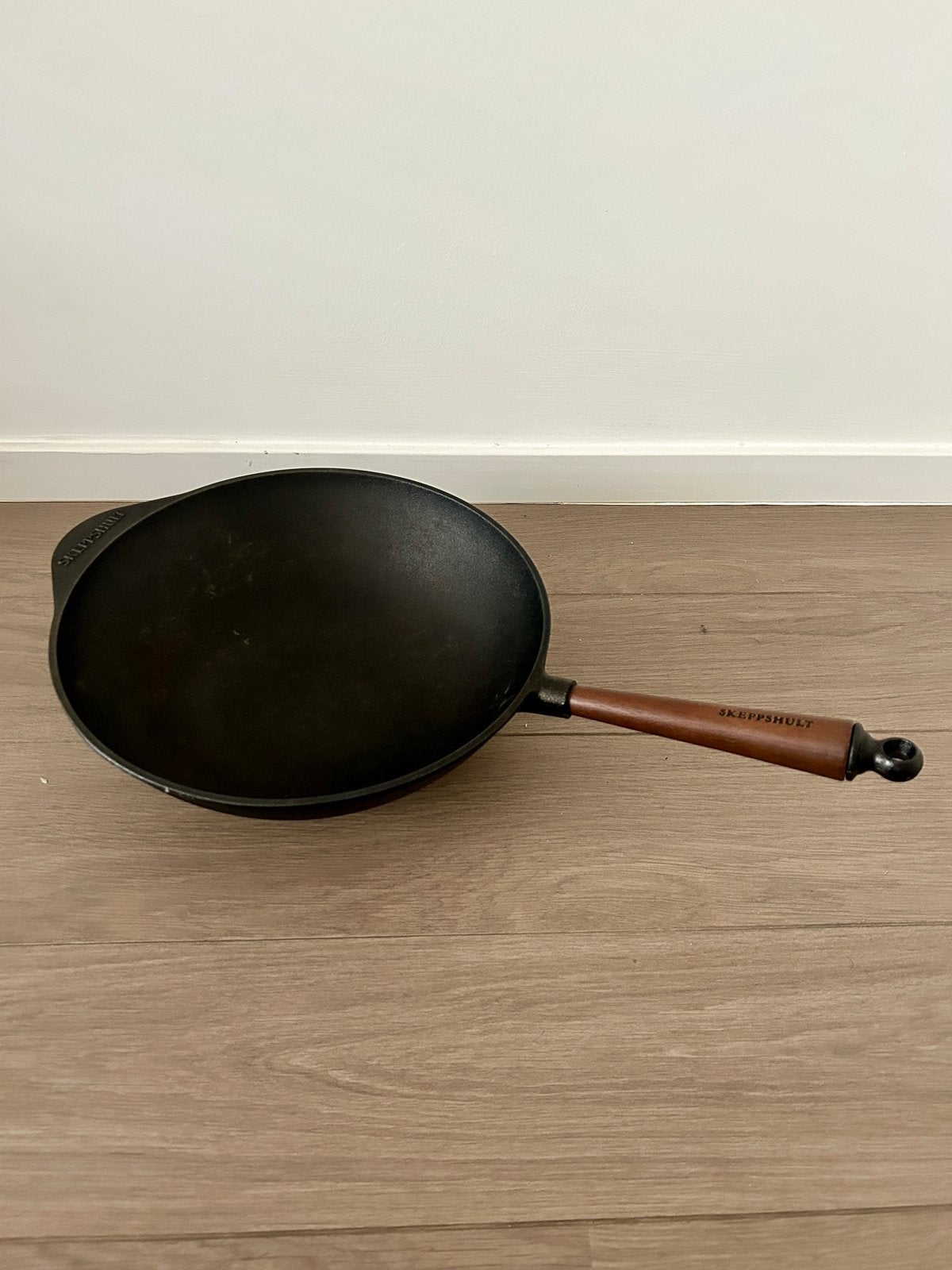 Skeppshult Gietijzeren Wokpan (Ø 32 cm) - Inductie, Huis en Inrichting, Ophalen, Zo goed als nieuw, Wok, Gietijzer
