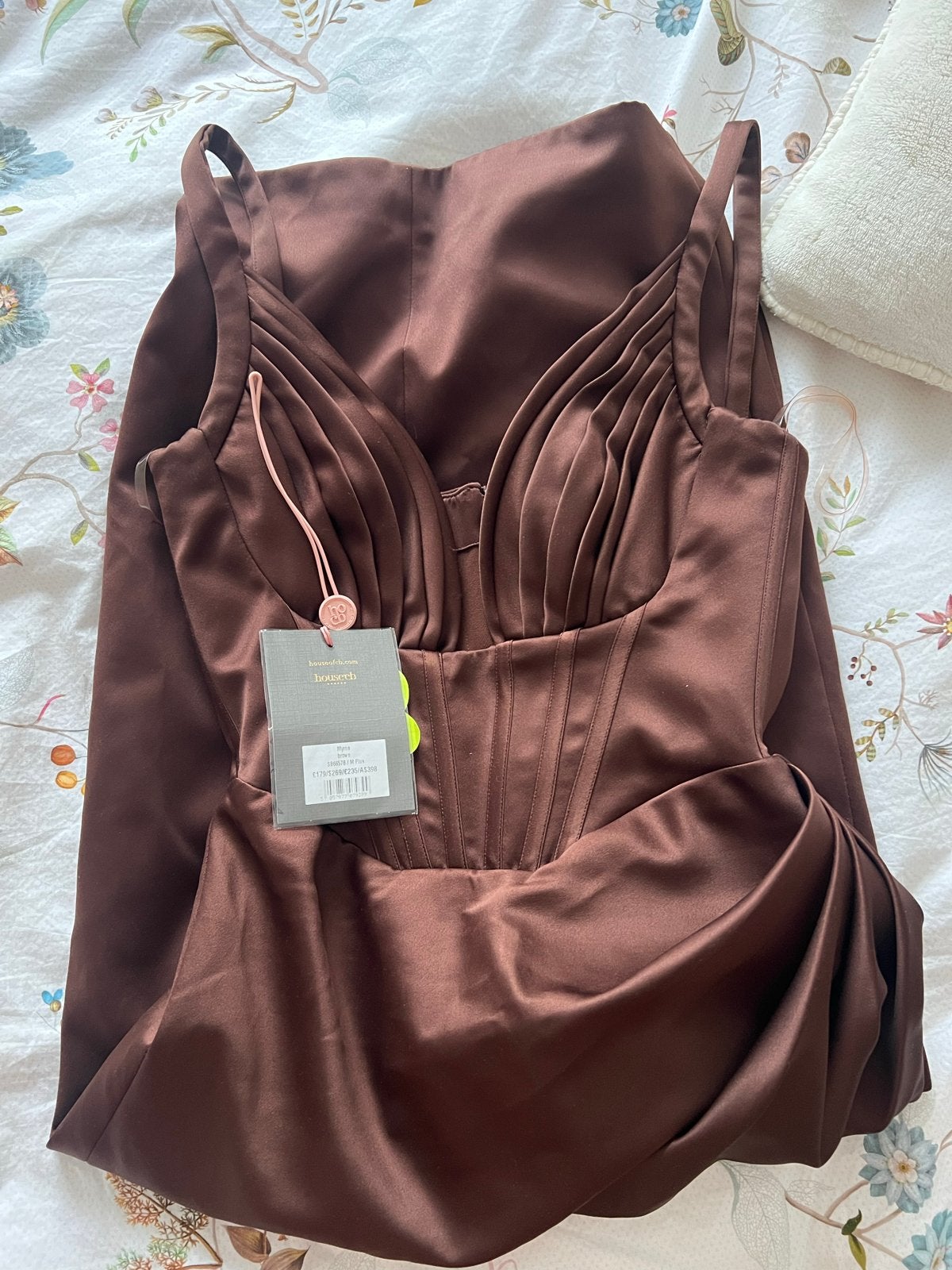 House of CB Faye Bruine Satijnen Jurk - Nieuw met kaartjes, Maat 38/40 (M), Bruin, Nieuw, Ophalen of Verzenden
