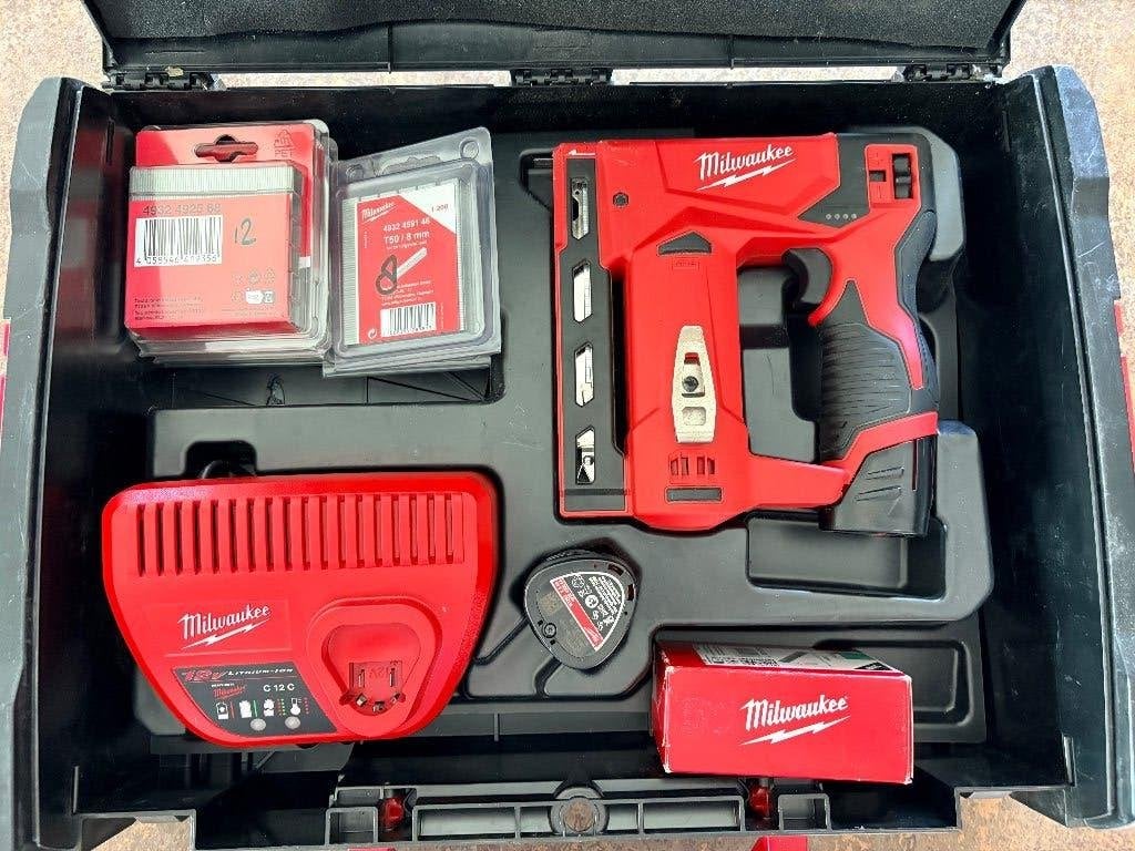 Milwaukee M12 BST accu tacker met 2 accu's en lader, Ophalen, Zo goed als nieuw