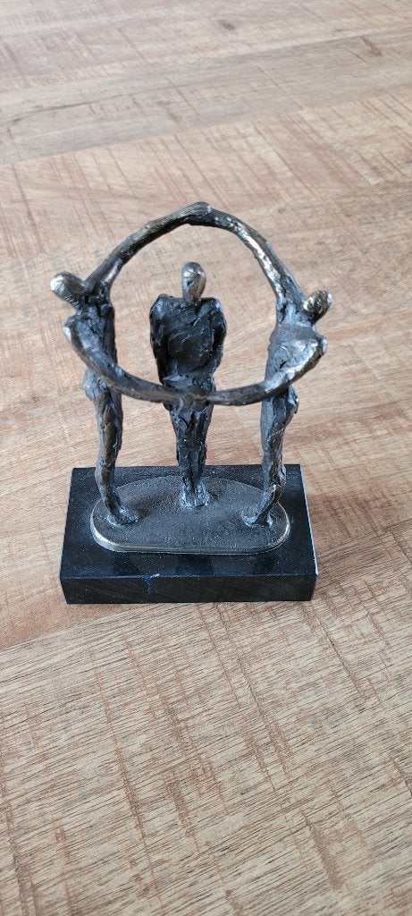 Bronzen beeld Corry Ammerlaan - Elkaar omarmen, Ophalen of Verzenden, Brons