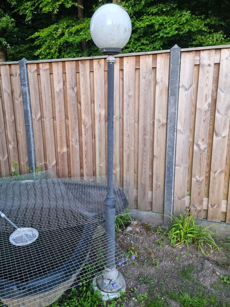 Lantaarn met ijzeren voet en bol / kap circa 2m hoog., Gebruikt, Overige typen, Ophalen of Verzenden, Netvoeding