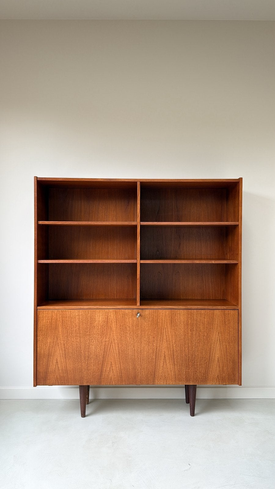 Vintage houten kast met planken en klep, Ophalen, Teakhout, Zo goed als nieuw, Minder dan 150 cm
