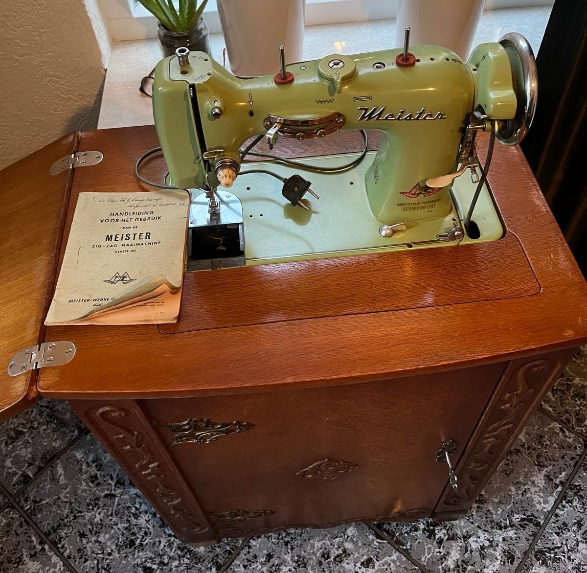 Vintage Meister naaimachine in houten kast, Antiek en Kunst, Antiek | Naaimachines, Ophalen