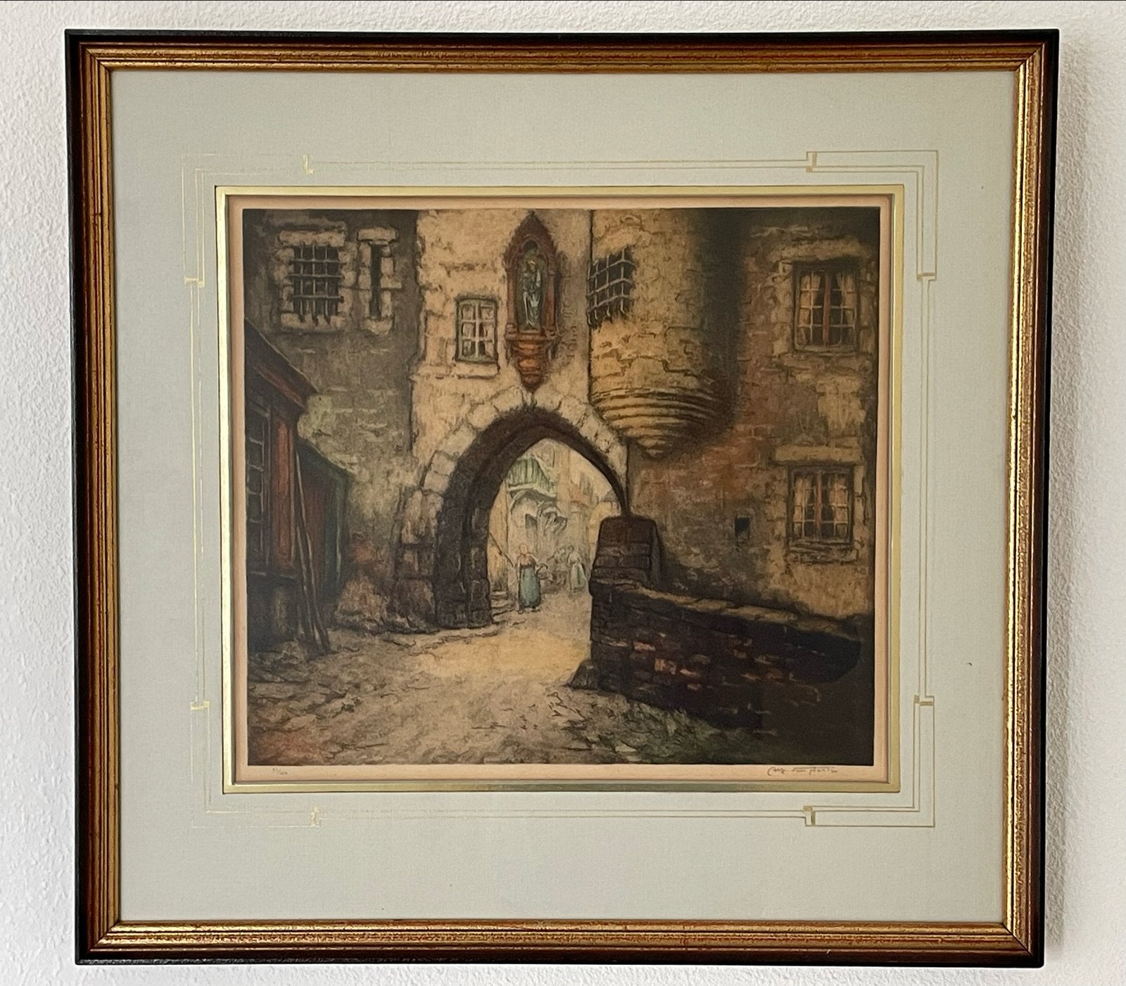 Kleur-ets "Oude doorgang onder de kapel" - Alfred Van Neste, Antiek en Kunst, Ets, Architectuur, Ophalen of Verzenden, 51 cm