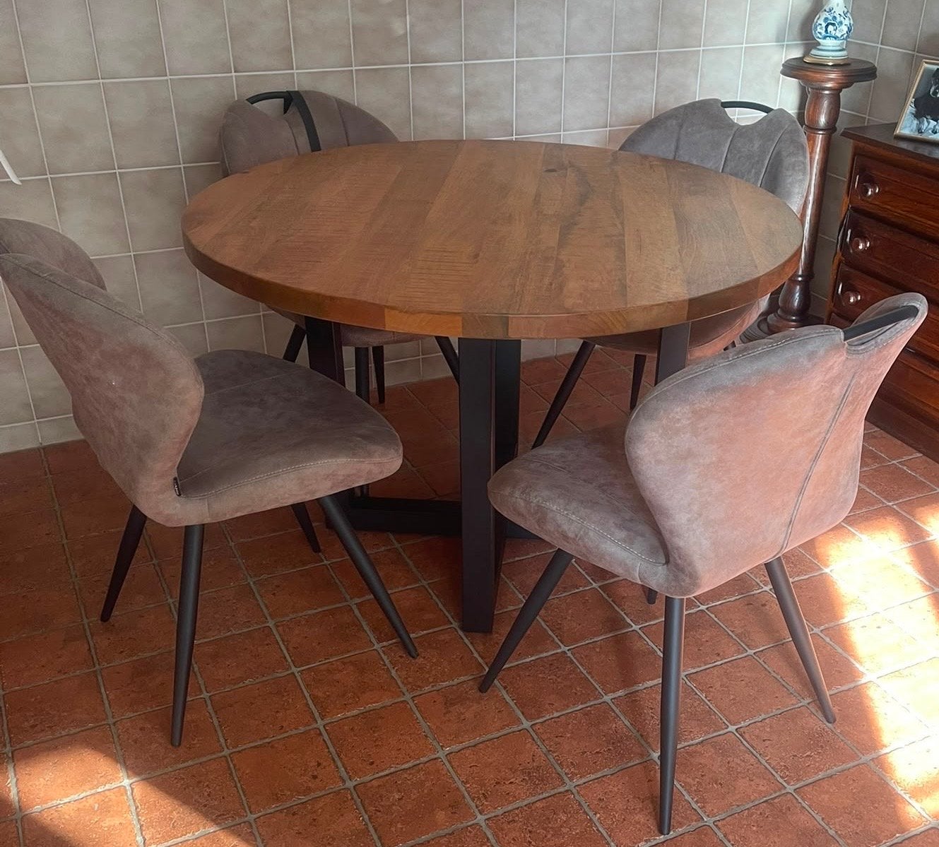 Ronde eettafel met 4 stoelen - Zo goed als nieuw, Ophalen, Rond, Zo goed als nieuw, Vier personen