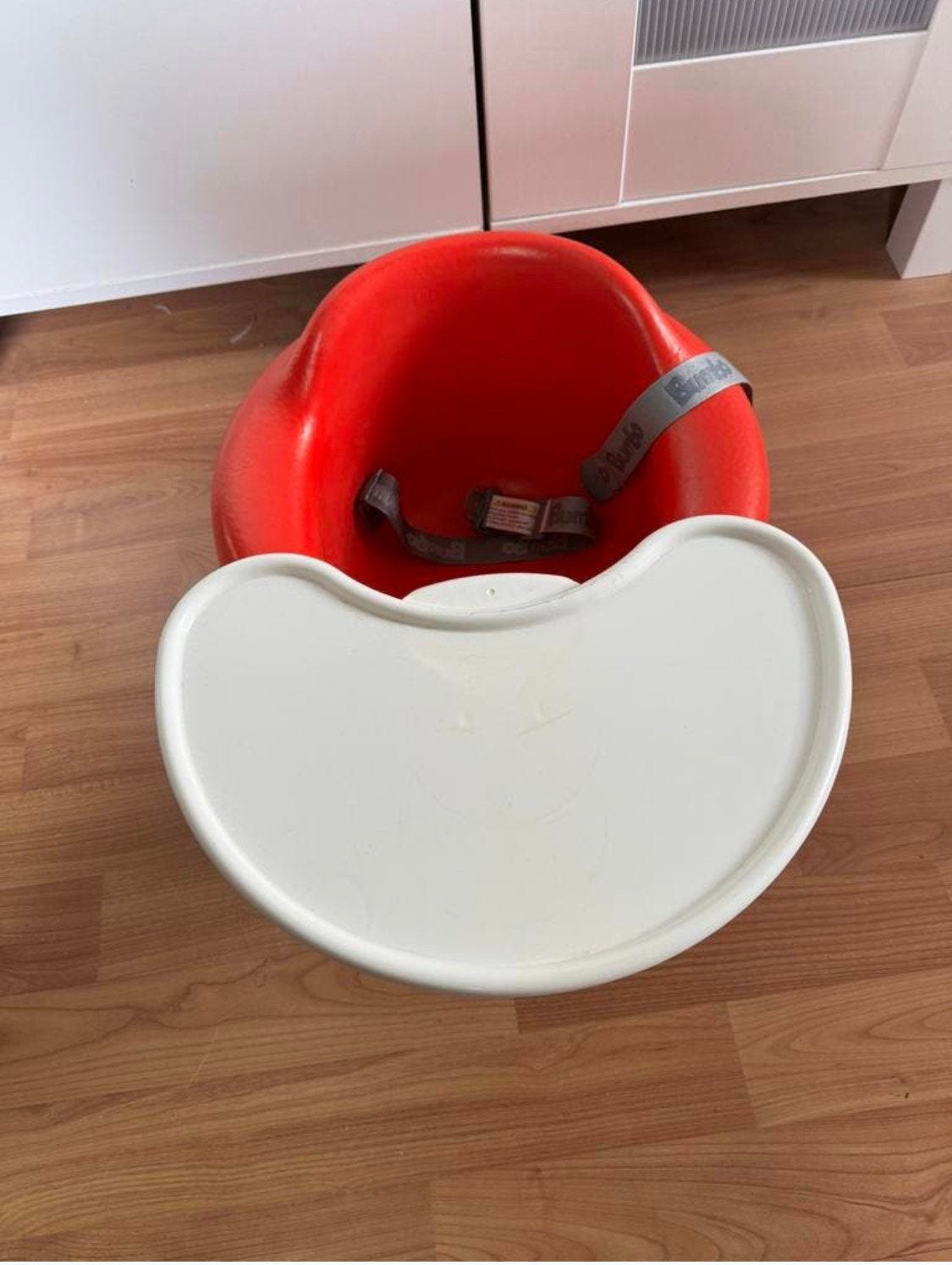 Bumbo Floor Seat babyzitje rood met tafel., Kinderen en Baby's, Kinderstoelen, Ophalen, Zo goed als nieuw, Overige typen, Afneembaar eetblad