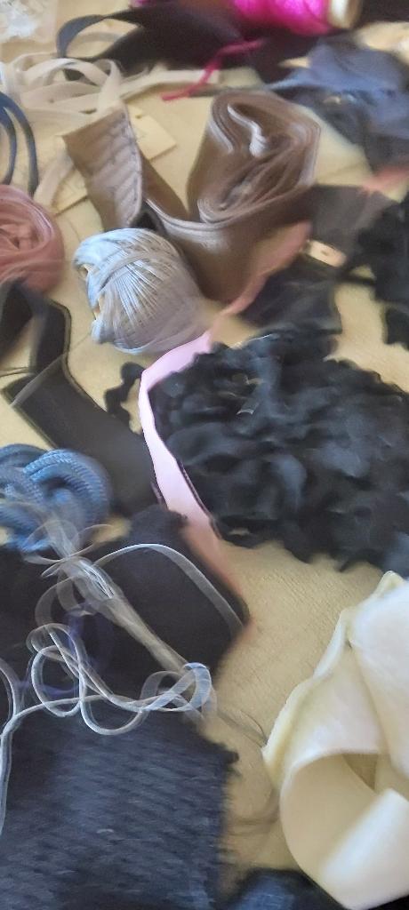 Een grote doos met nieuwe naai spullen + box, Ophalen of Verzenden, Nieuw, Overige typen