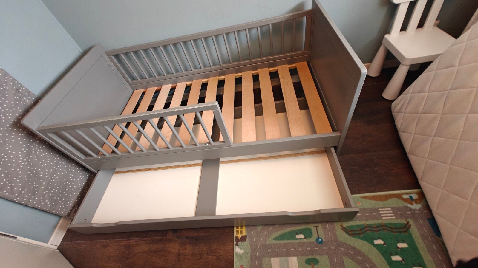 Petit Amelie Peuterbed 'Leon' 140x70 cm Grijs, Kinderen en Baby's, Kinderkamer | Bedden, Gebruikt, 70 tot 85 cm, 140 tot 160 cm