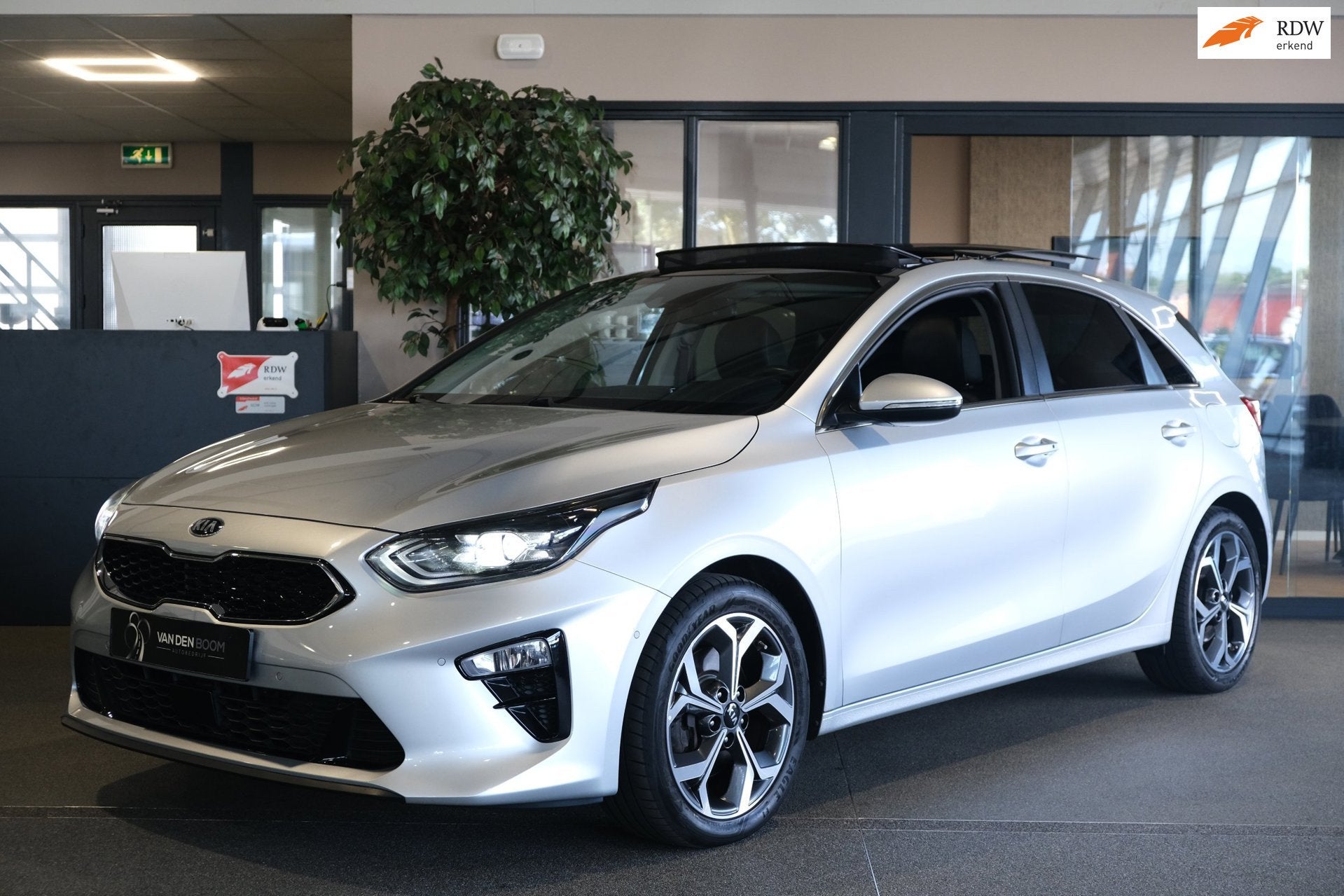 Kia Ceed 1.4 T-GDi AUT Pano Trek Navi Leder Cam Pdc Cruise, Zwart, 4 cilinders, Bedrijf, Zilver of Grijs
