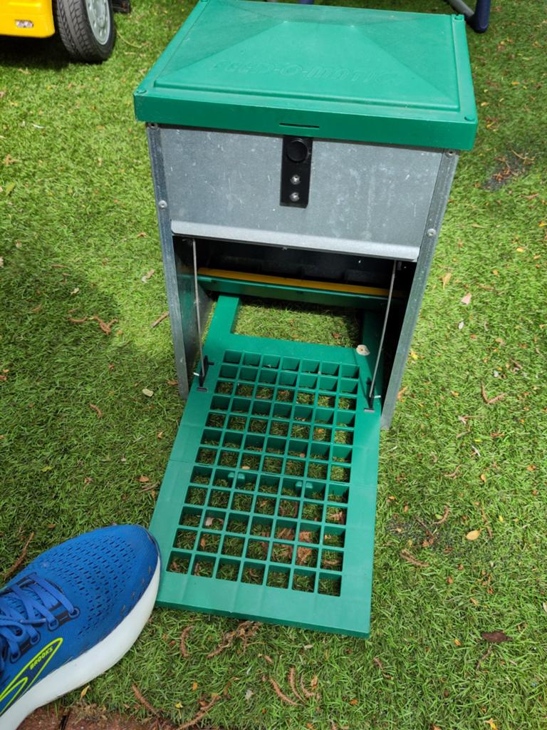 Feed-o-matic voerautomaat kippen, Ophalen of Verzenden, Zo goed als nieuw
