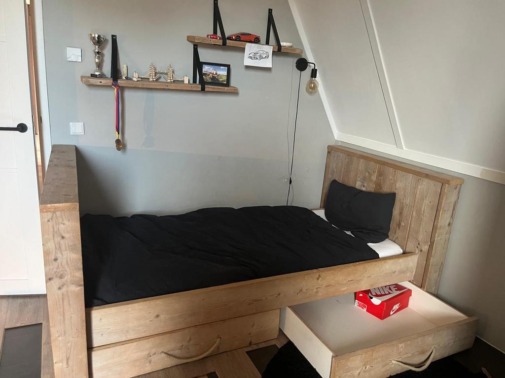 Steigerhouten 1 pers bed.