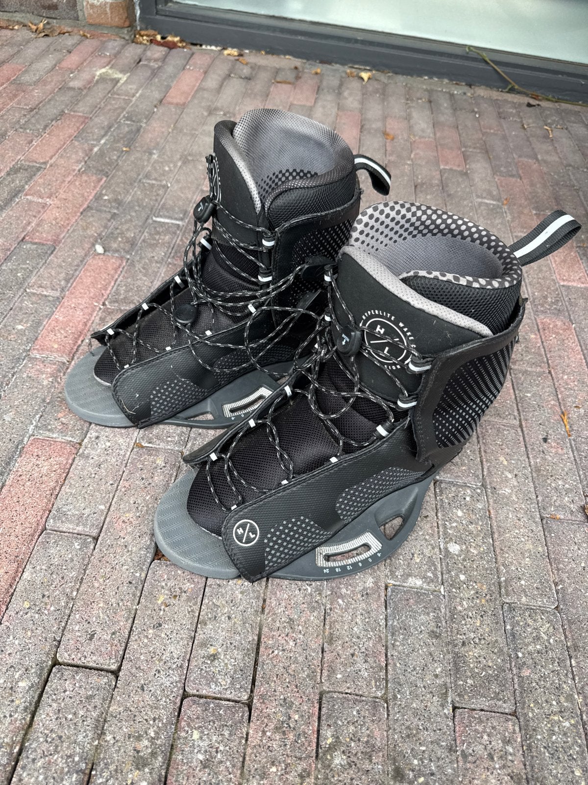 Hyperlite Wakeboard Bindingen maat 44-48 - Zo goed als nieuw, Watersport en Boten, Ophalen of Verzenden, Zo goed als nieuw, Schoenen
