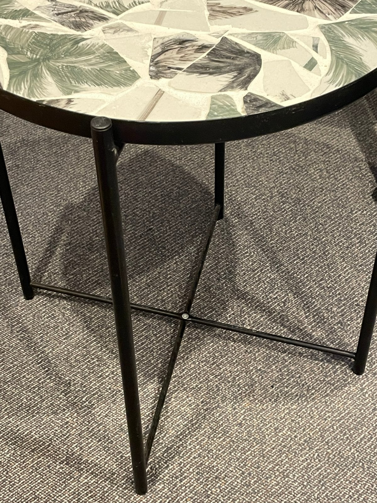 Leuke zelf aangepaste bijzettafel met dienblad, Minder dan 55 cm, Rond, Zo goed als nieuw, Ophalen