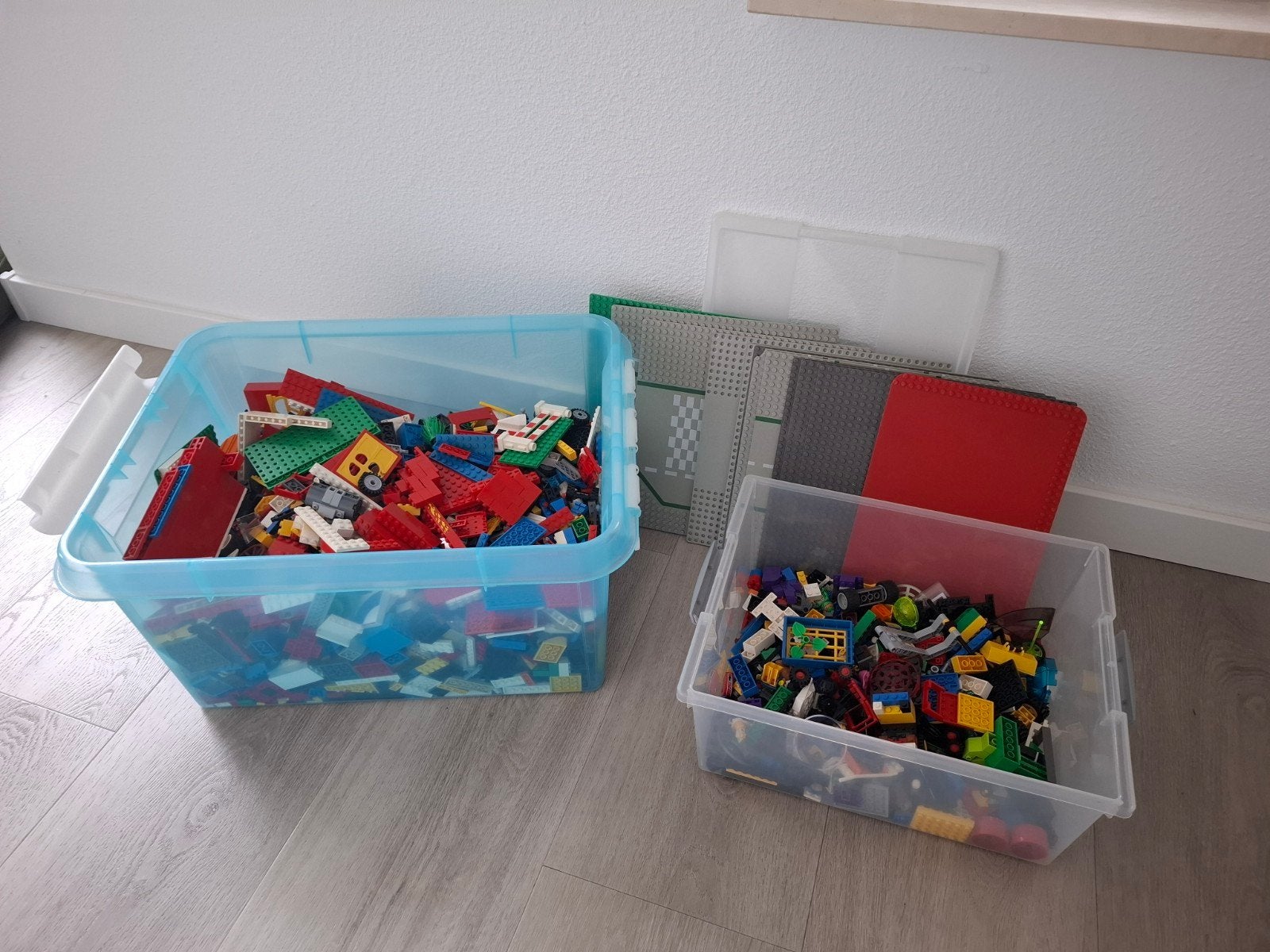 2 bakken met lego, Kinderen en Baby's, Speelgoed | Duplo en Lego, Ophalen of Verzenden, Zo goed als nieuw, Lego