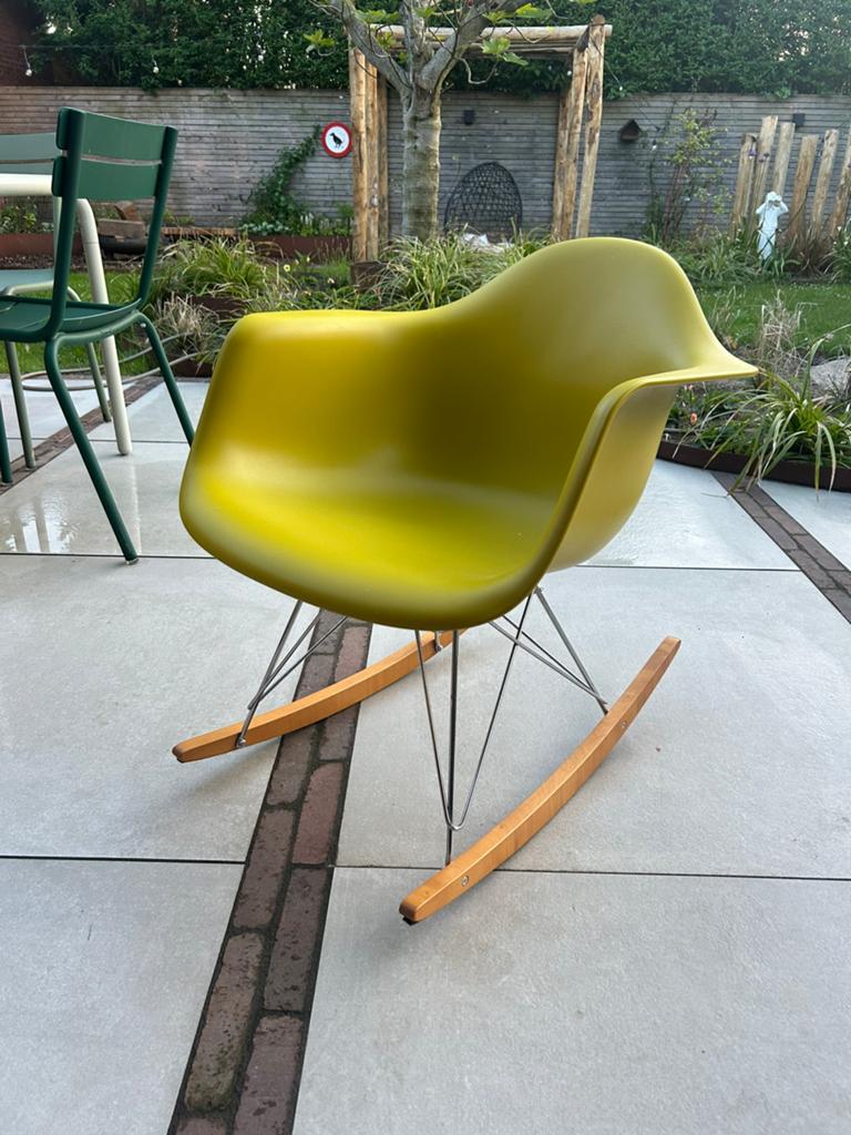 Schommelstoel eames mosterdgeel, Ophalen, Zo goed als nieuw, Wit, Eén