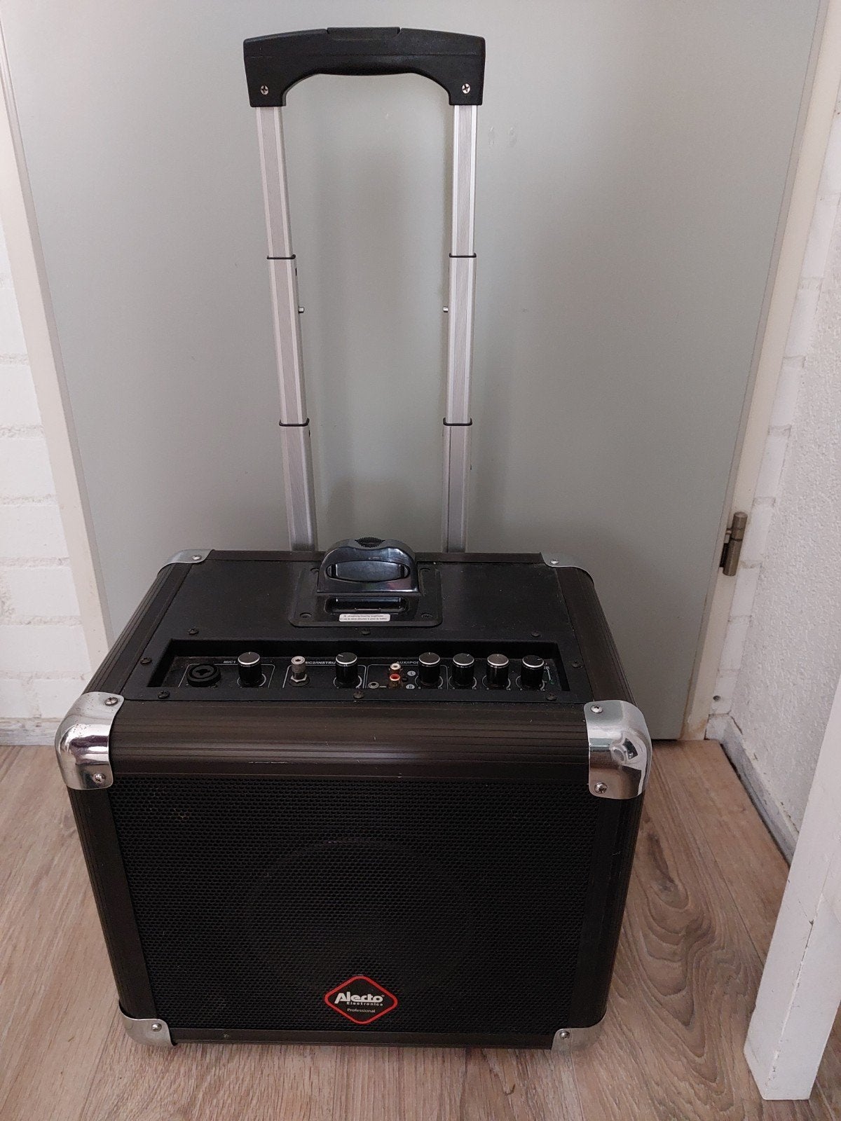 Alecto Party Speaker met Trolleyfunctie en Microfoon Ingang, Gebruikt, Party speaker, AUX-ingang, Ophalen