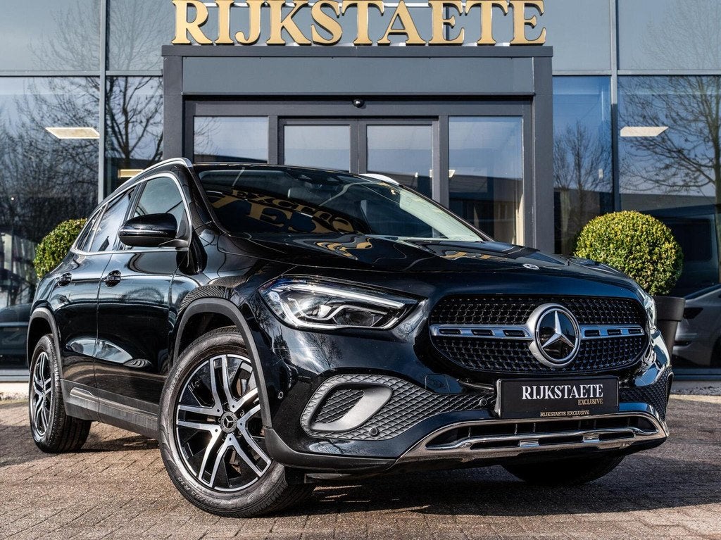 Mercedes GLA-klasse 200 AMG Line|ACC|STERRENHEMEL|SFEERVERL., Auto's, Mercedes-Benz, 15 km/l, 4 cilinders, Leder en Stof, Bedrijf