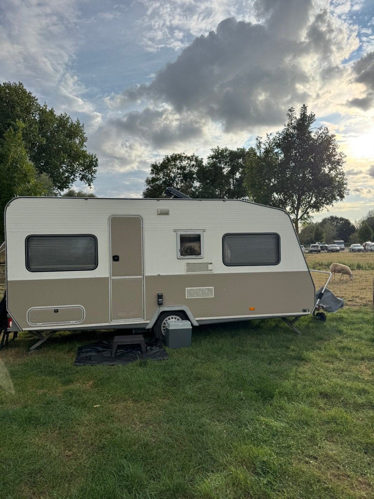 Gepimpte Knaus Sudwind 475 uit 1991 met voortent, Caravans en Kamperen, Caravans, Vast bed, Treinzit, Particulier, Knaus