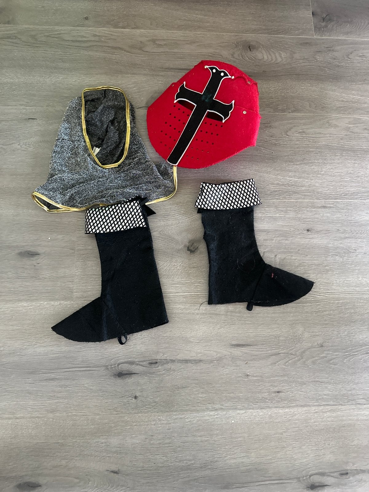 Ridder verkleedset: helm, maliënkolder en laarzen, Ophalen, Gebruikt, Toneelattributen of Onderdelen