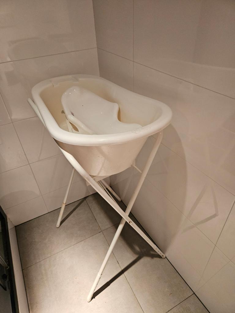 Wit babybadje met accessoires, zo goed als nieuw, Ophalen, Zo goed als nieuw, Badje