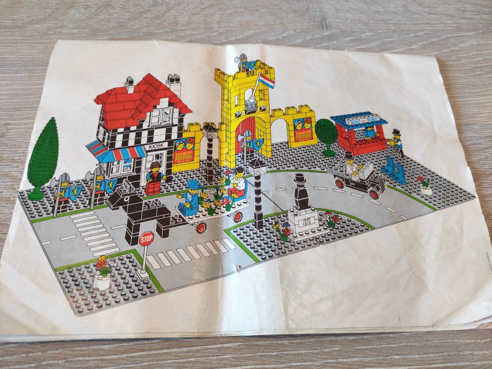 Lego 1592-2 Town Square met instructie en replica stickerset, Ophalen of Verzenden, Zo goed als nieuw