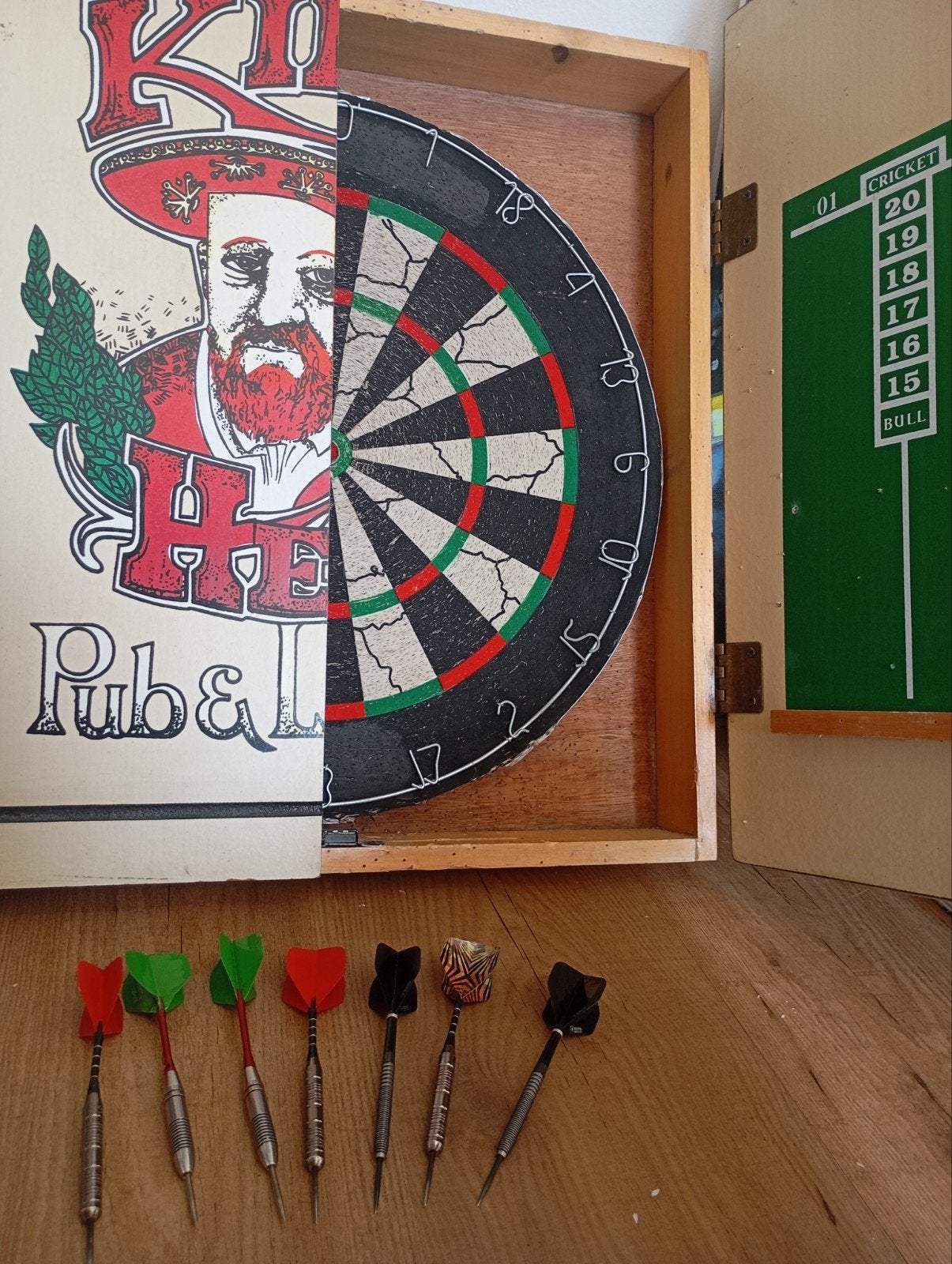 Dartbord met pijlen - Kings Head Pub & Lodging, Ophalen, Gebruikt, Dartbord met pijlen