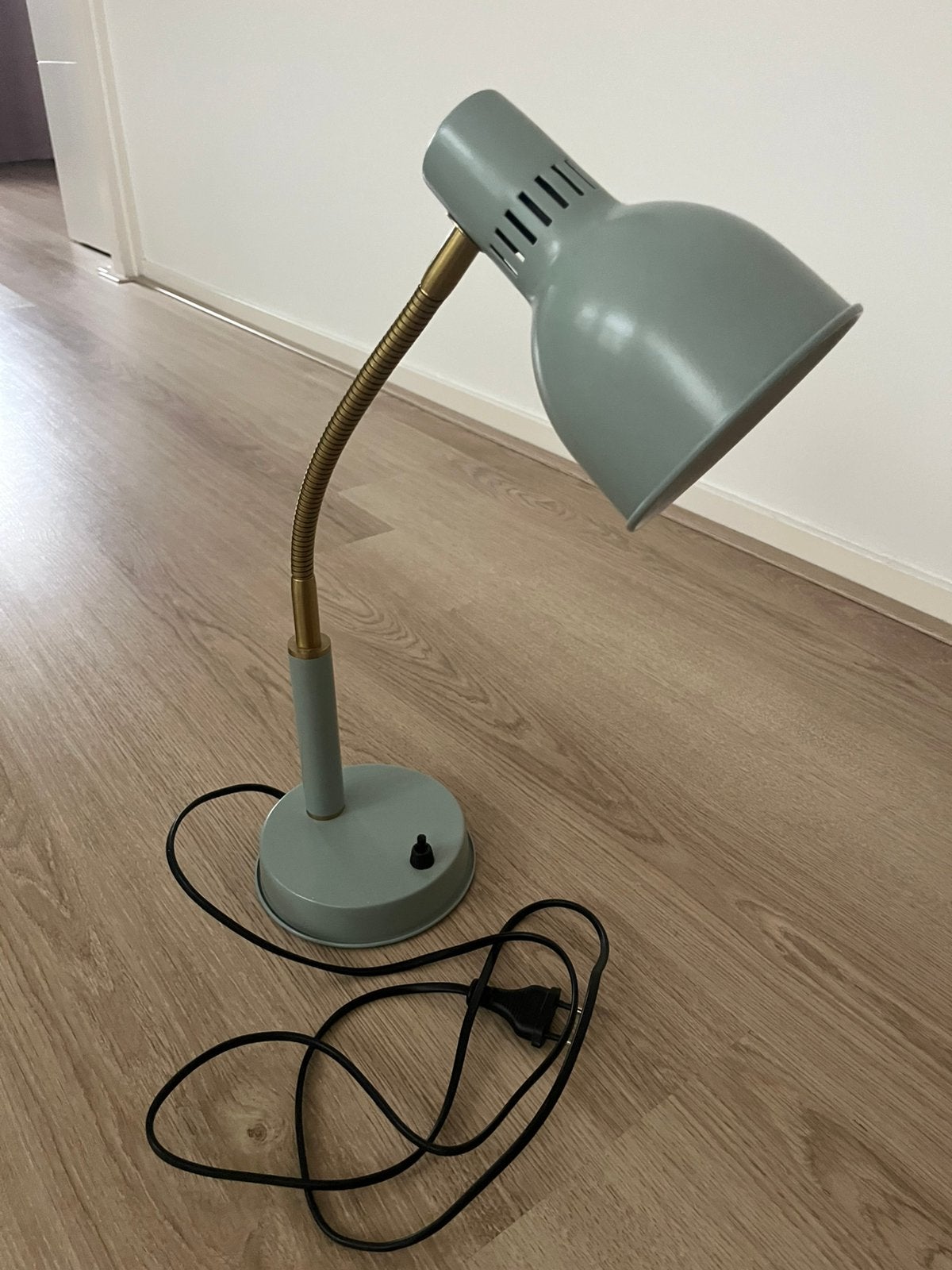 Mooie bureaulamp ikea goud met lichtgroen, Ophalen, Bureaulamp, Goud, Zo goed als nieuw