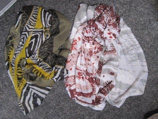2 x sjaal. Dunne stof.90/200 cm. 2 euro p/st. 2 voor 3 euro., Kleding | Dames, Mutsen, Sjaals en Handschoenen, Ophalen of Verzenden