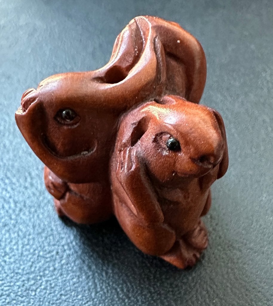 Ojime in buxushout van 3 haasjes horen zien en zwijgen, Antiek en Kunst, Bruin, 3 cm, Ophalen of Verzenden, Japan