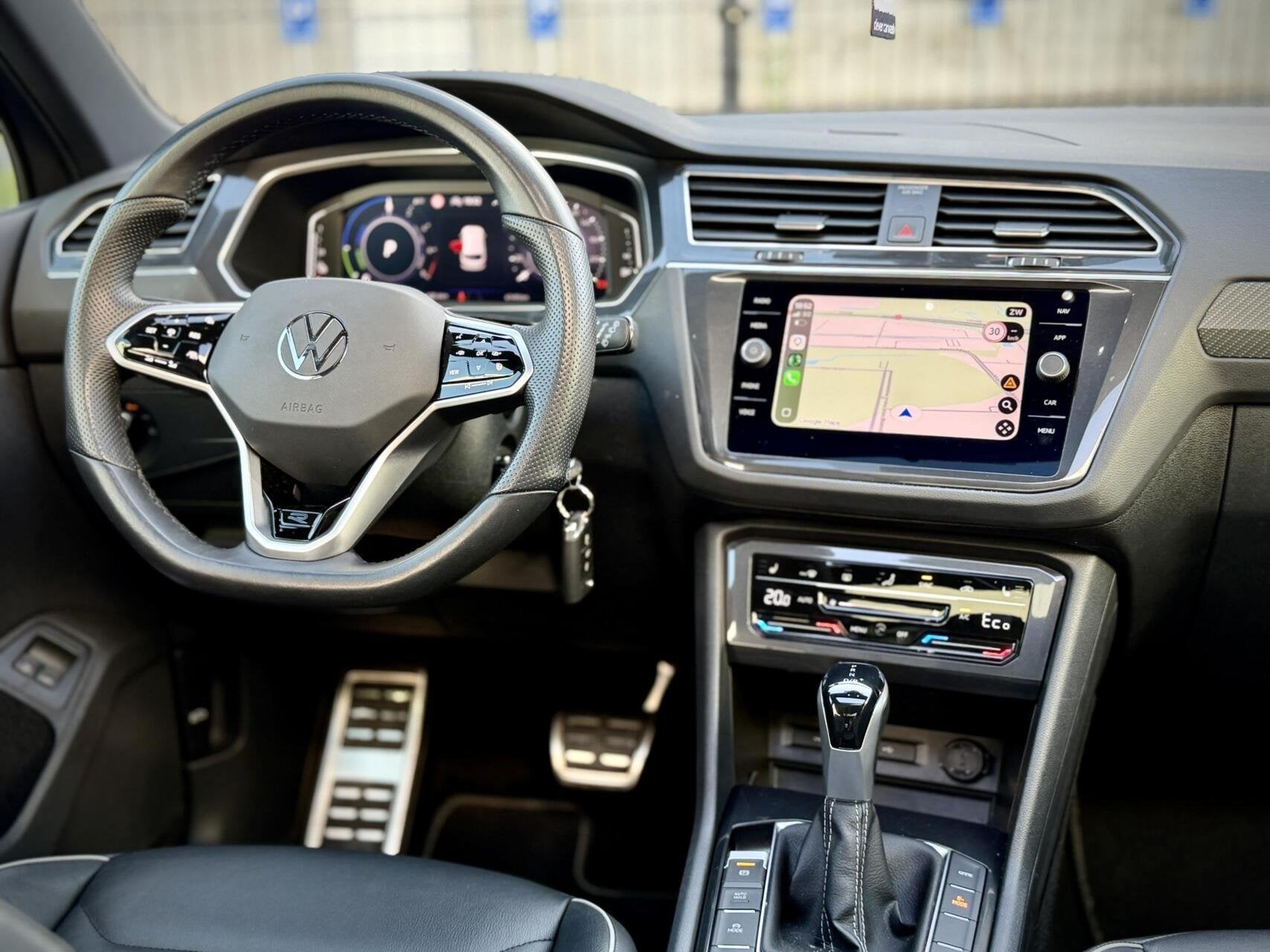 Volkswagen Tiguan 1.4 TSI eHybrid R-Line Pano|Leder|Memory, Auto's, 1716 kg, Gebruikt, Zwart, 4 cilinders