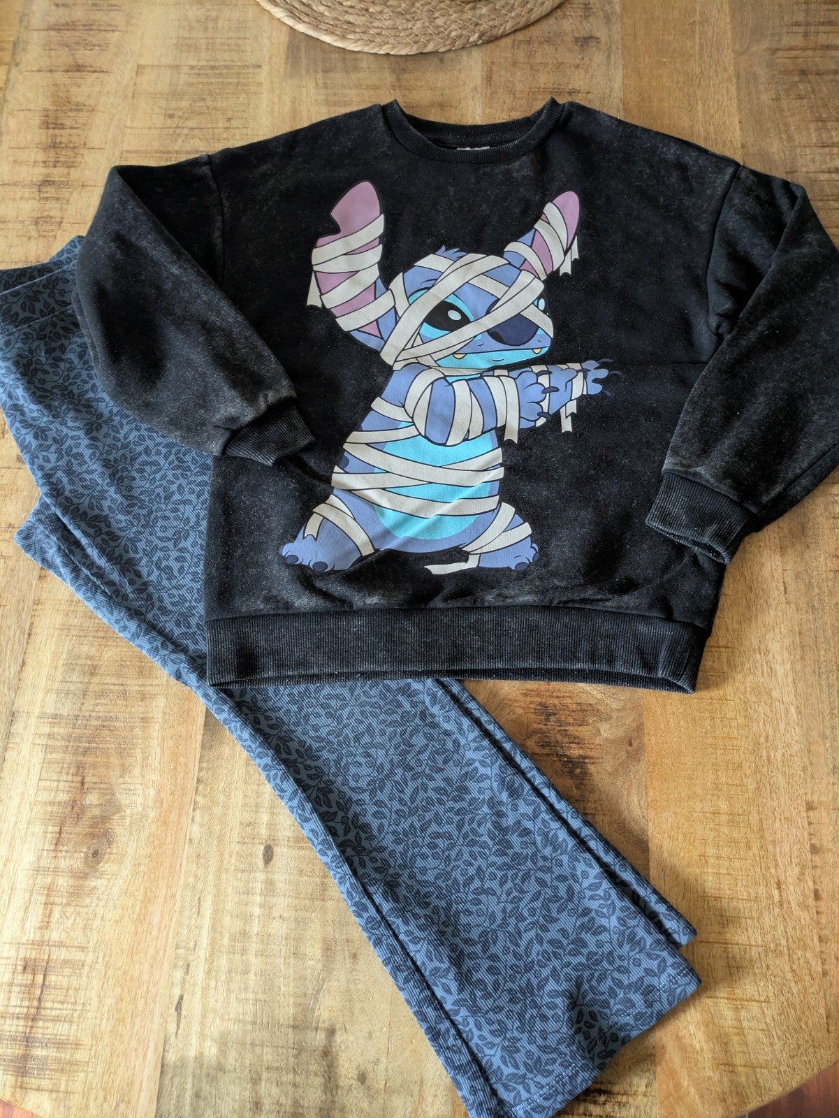 Stitch trui (maat 128) en flairbroek (maat 134), Gebruikt, Stitch, Meisje, Ophalen of Verzenden