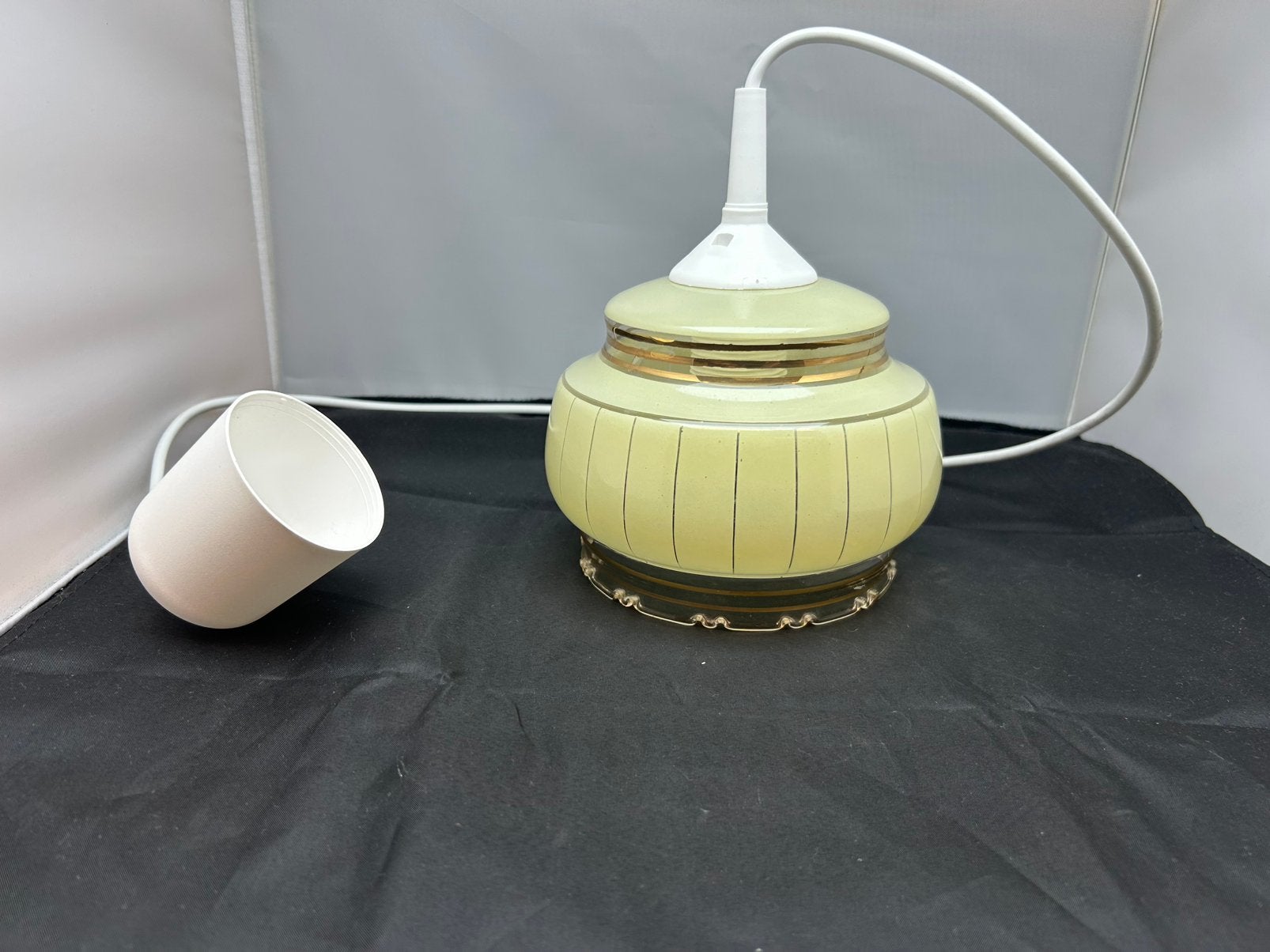 Vintage Art Deco Hanglampje Geel Glas Goud Opaline Jaren 40, Huis en Inrichting, Lampen | Hanglampen, Ophalen, Zo goed als nieuw