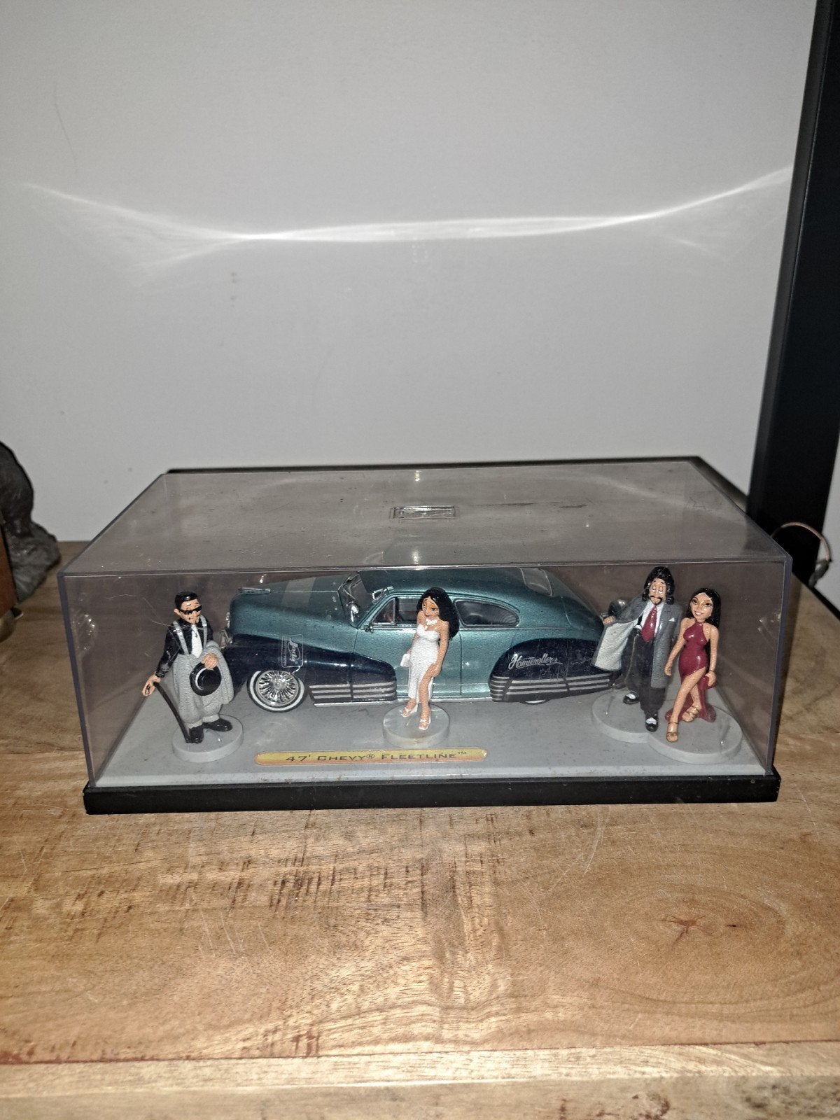 jada toys model chevy fleetline 47 met figuren in vitrine, Hobby en Vrije tijd, Overige merken, Ophalen of Verzenden, N.b, U.s a /china