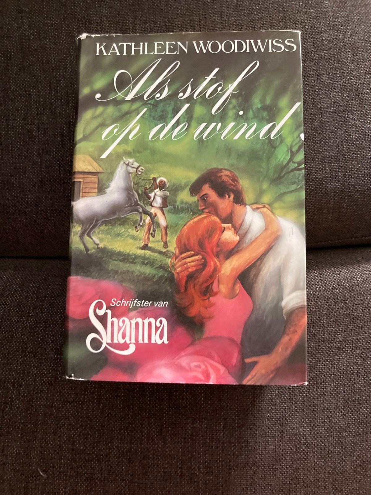 Als stof op de wind - Kathleen Woodiwiss (roman), Boeken, Ophalen of Verzenden, Gelezen, Nederland