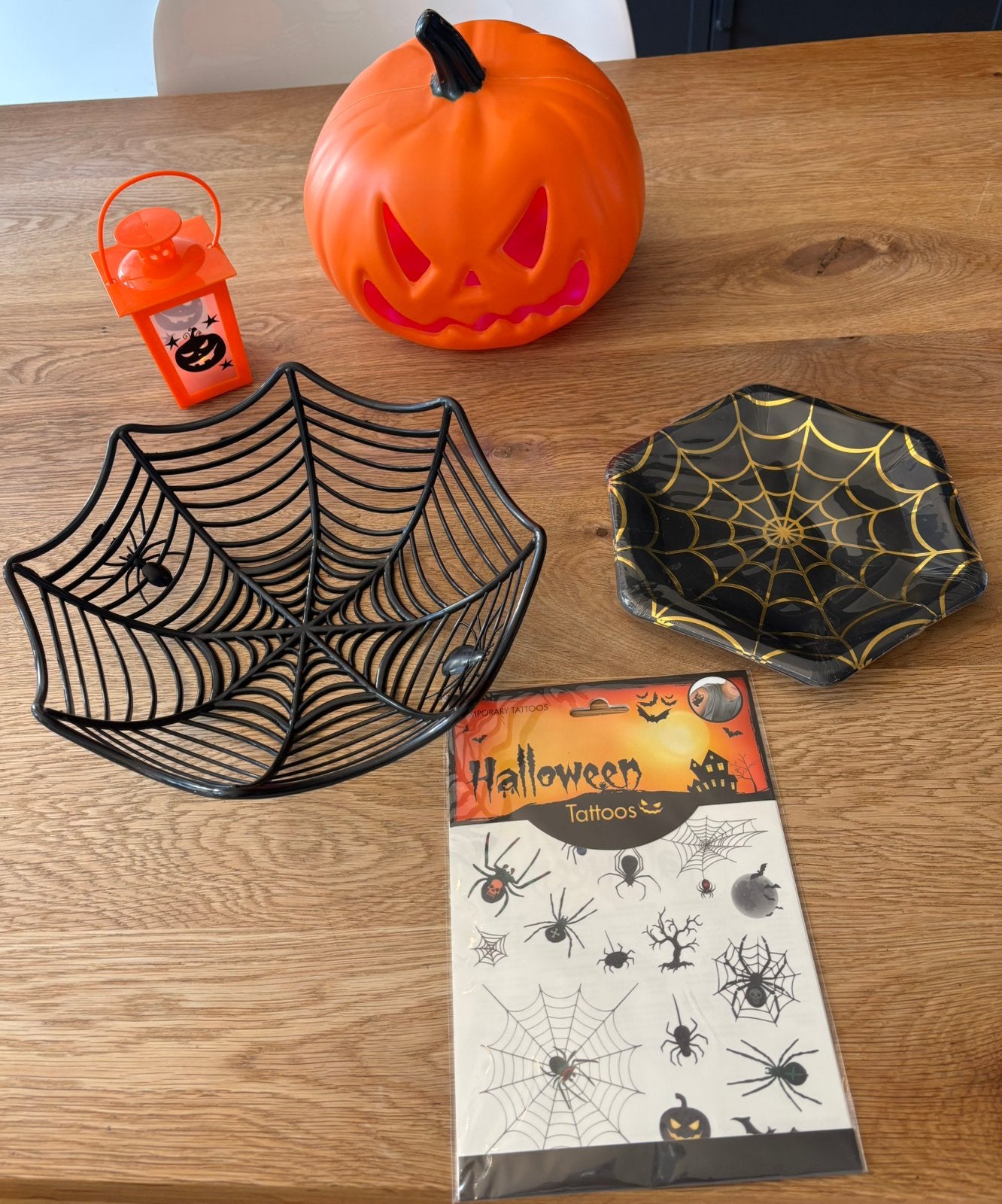 Halloweenset:tattoos,bordjes,schaal&deco pompoen & lantaarn, Ophalen of Verzenden, Zo goed als nieuw, Halloween of Griezel