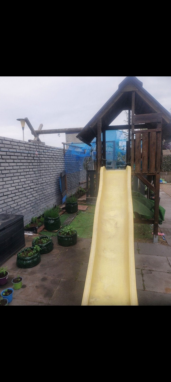 Houten speelhuisje met een glijbaan en een kleine schommel, Kinderen en Baby's, Speelgoed | Buiten | Speeltoestellen, Ophalen