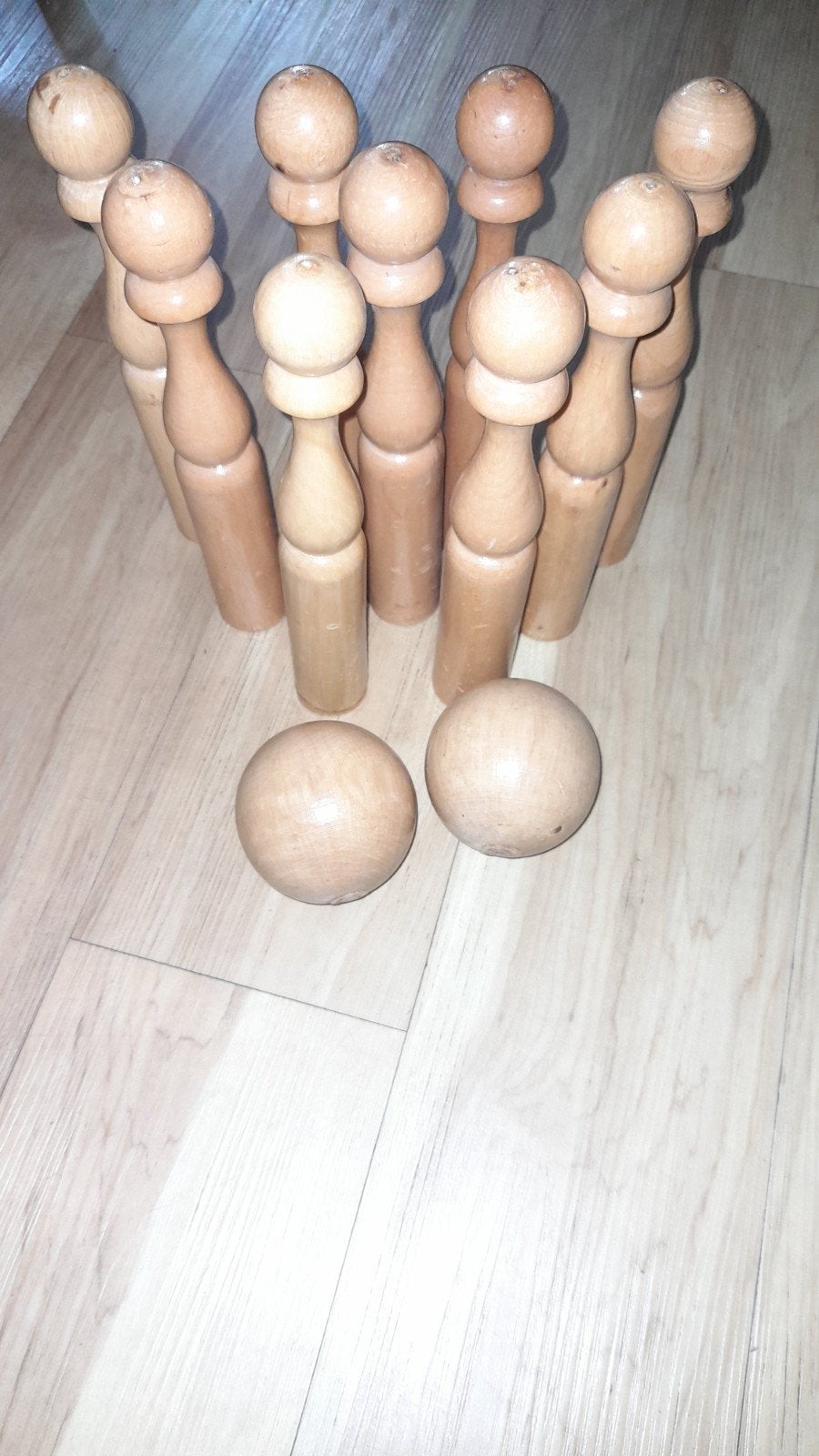 Vintage gelakt houten kegelset - 9 kegels, 2 ballen, Ophalen of Verzenden
