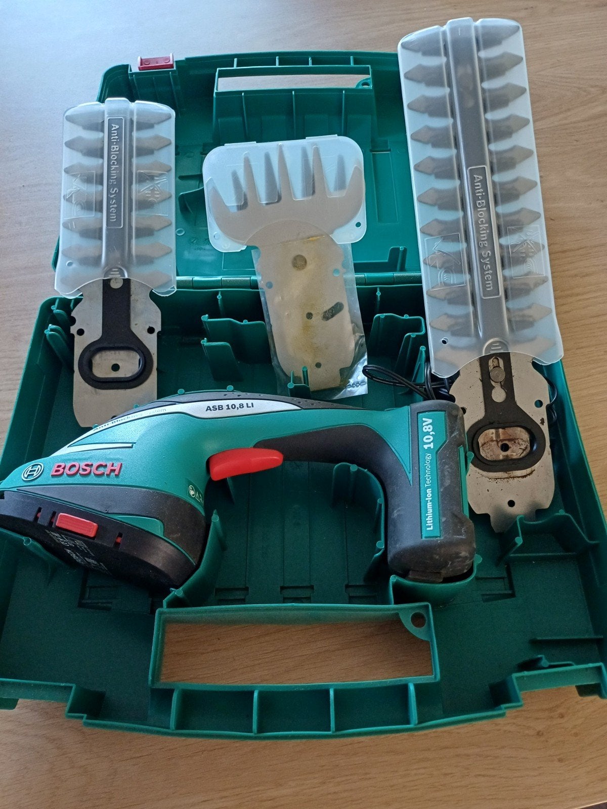 Oplaadbare Bosch Buxusschaar, Ophalen, Zo goed als nieuw, Accu