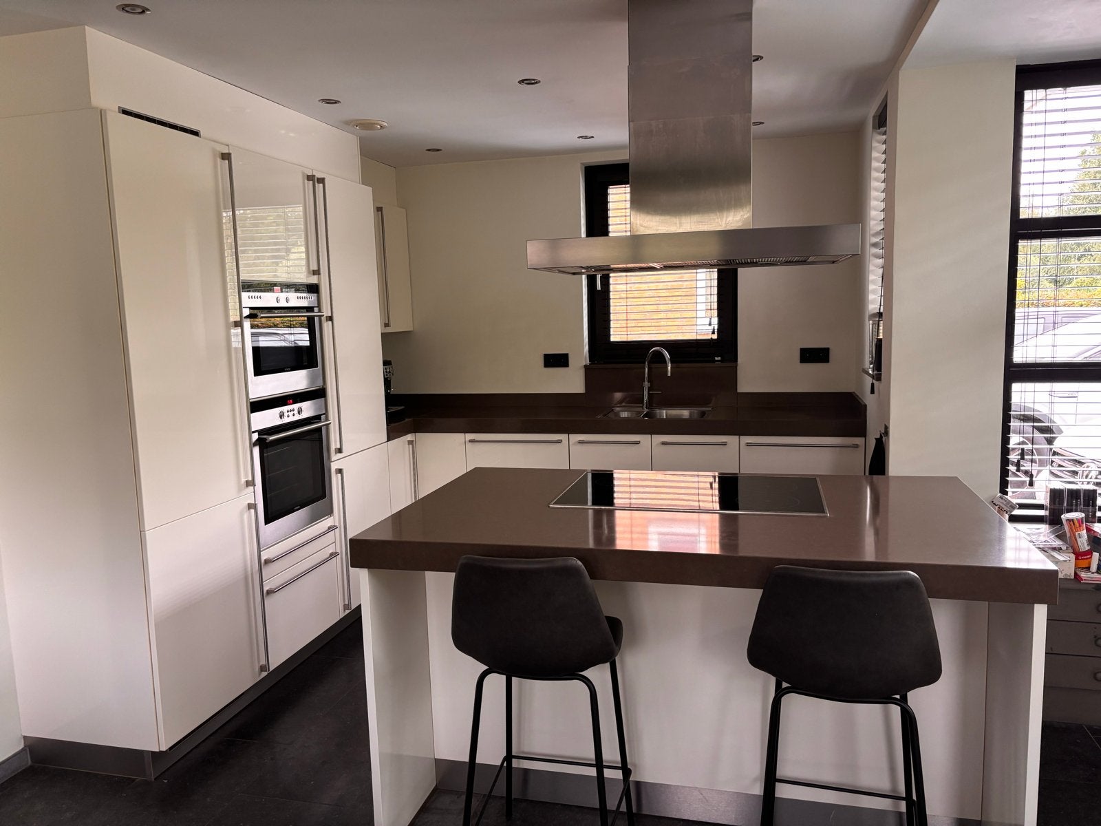 U-keuken met kookeiland met Siemens apparatuur en kookeiland, Ophalen, Gebruikt, U-keuken, Wit