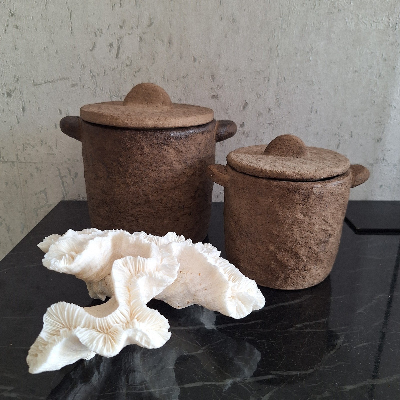 Bruine zandstenen potjes met deksel ibiza japandi, Huis en Inrichting, Nieuw, Ophalen of Verzenden, X, X