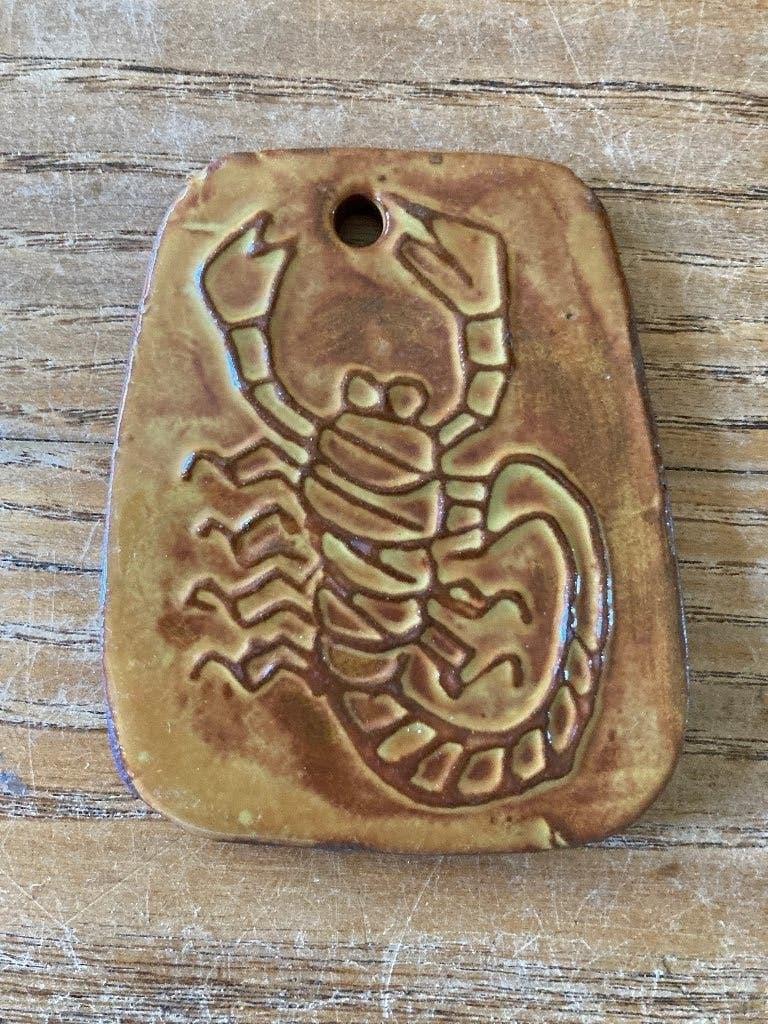 Henk Potters keramiek aardewerk hanger schorpioen ( 6x5 cm), Ophalen of Verzenden