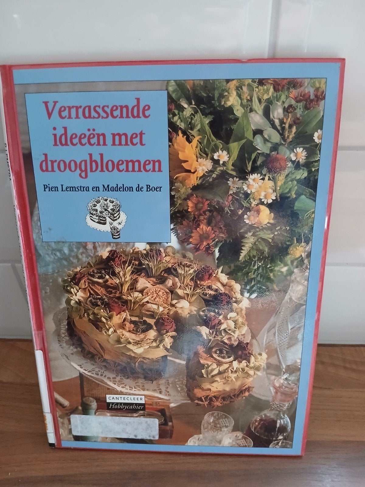 Boek: Verrassende ideeën met droogbloemen, Boeken, Ophalen of Verzenden, Gelezen