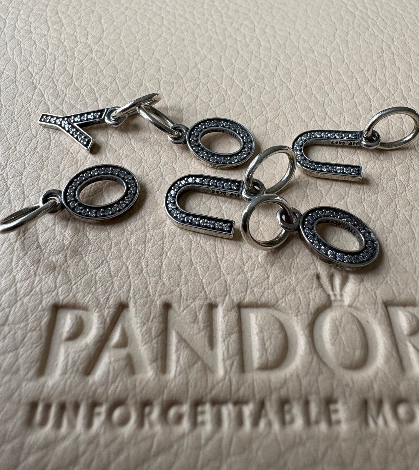 Pandora letter, Sieraden, Tassen en Uiterlijk, Bedels, Pandora, Nieuw, Ophalen of Verzenden, 4 bedels of meer