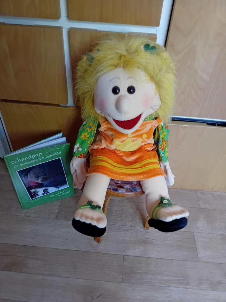 Handpop met boek 'De handpop als pedagogisch hulpmiddel', Ophalen of Verzenden, Zo goed als nieuw, Overige typen